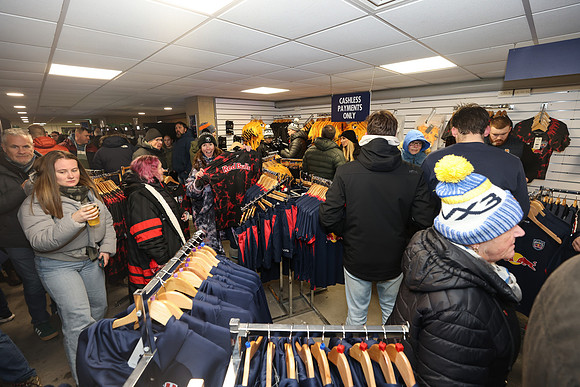 Club Shop_260102_074